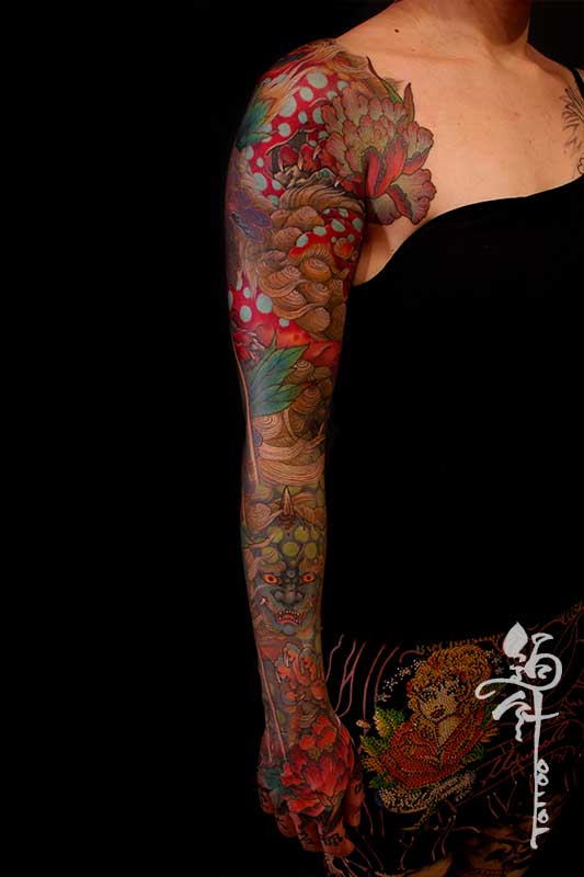 女性の右腕唐獅子牡丹タトゥー
