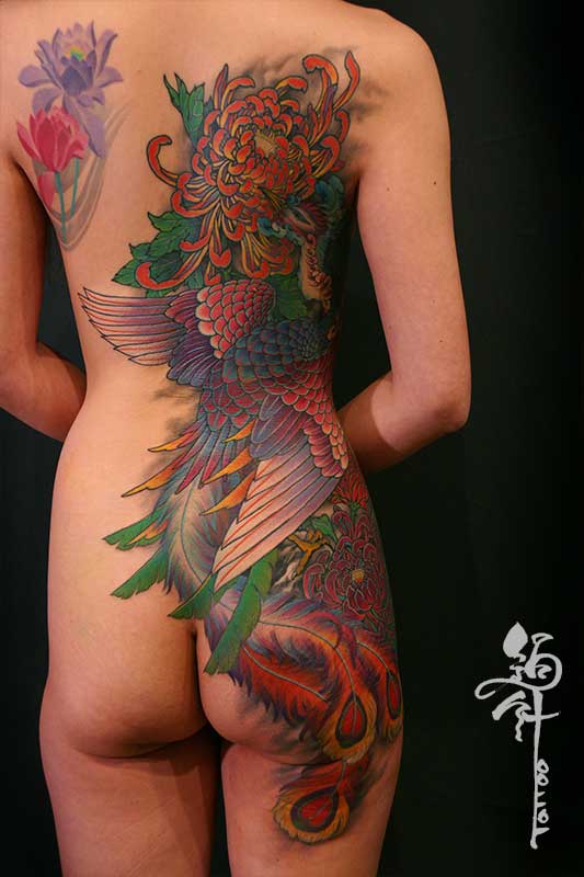 女性背面部への鳳凰タトゥー
