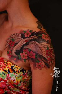 女性鶴のタトゥー