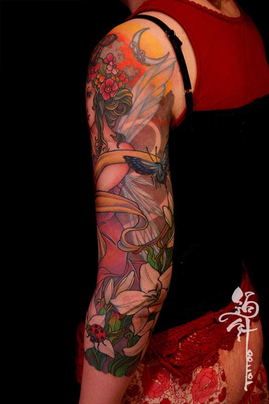 女性左腕妖精のタトゥー